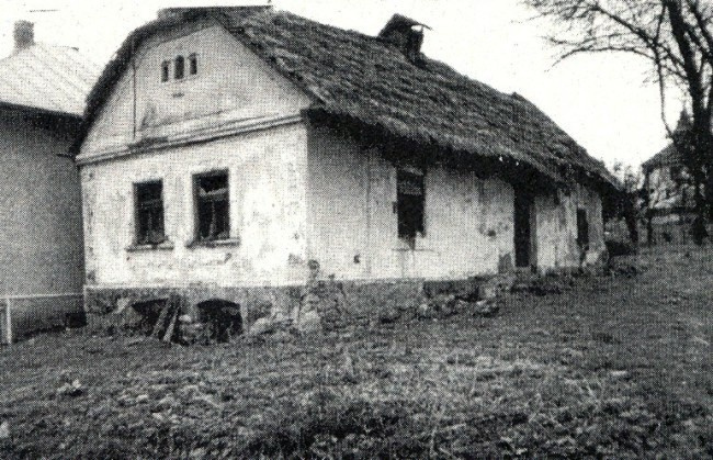 Dom z hlinených tehál, čiastočne podpivničený, pokrytý slamenou strechou