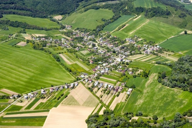 Letecký pohľad na obec Kalnište